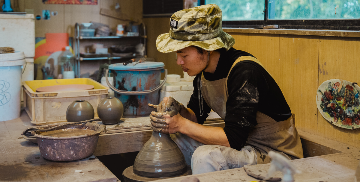 Koushin Kiln potter hand-finishing Agano-yaki Sumi to Yuki ceramic ware in Fukuchi, Fukuoka