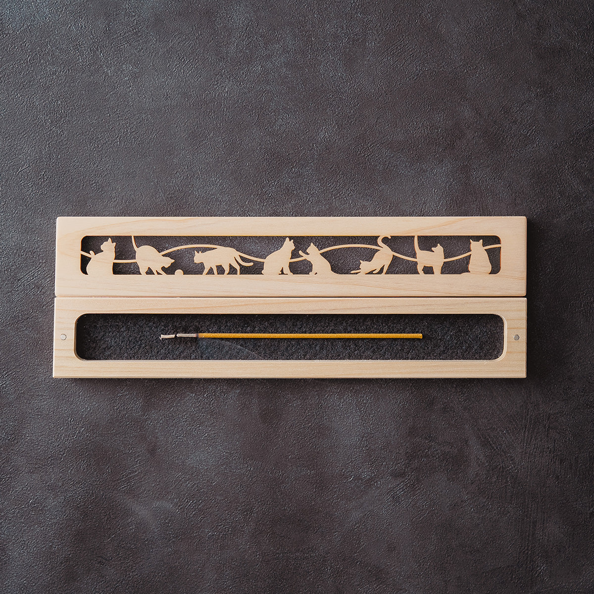 Hinoki Wood Incense Burner – Playful Cat Pattern