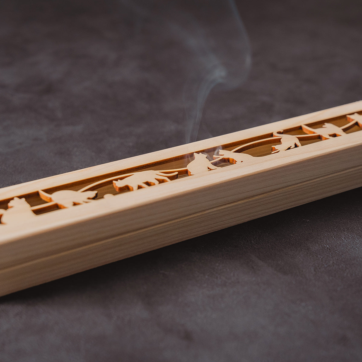 Hinoki Wood Incense Burner – Playful Cat Pattern